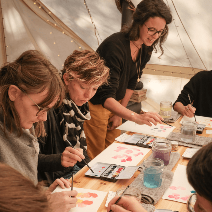 atelier aquarelle_charlotteparot_annecy Cha.parot, Cha Parot, Art, aquarelle, peinture, peinture à l’eau, aquarelle moderne, tableau  Matériel aquarelle, pinceau, palette, papier, pigments, aquarelle artisanale, crayon aquarellable, craie, pastel, acrylique, stylo, feutre, mix média  Couleur, lumineuse, colorée, couleur intense, couleur douce, couleur joyeuse  Technique, fusion, moderne, humide, sec, lavis, dégradé, superposition  Aquarelliste, peintre, artiste, illustratrice, dessinatrice,   Illustratrion, sur mesure, identité de marque, identité visuelle, univers de marque, charte graphique  Peindre, dessiner, jouer, dessiner, réveiller sa créativité, créer, imaginer, inspirer, expérimenter, esquisser  Atelier, atelier d’aquarelle, atelier peinture, cours de peinture, cours de dessin, cours d’aquarelle, workshop, workshop aquarelle, atelier en ligne, cours en ligne, atelier créatif,   Haute-Savoie, Annecy, La Roche sur Foron, Saint-jean-de-Sixt, La Clusaz, Manigod, Lyon, Auvergne-Rhônes-Alpes  Moderne, abstrait, minimaliste, loose, simple, motif, flou, pattern, naïf,   Dessin, croquis, esquisse,   Tableau de peinture, toile moderne, tableau d’art,   Détente, zen, relax, prendre du temps, ralentir,  Créativité, créatif, créative, créer, inspiration, âme créative  Fleur à l’aquarelle, rose, dahlia, pivoine,   Boule fleurie, flower power, plantes d’intérieur, paysage à l’aquarelle, montagnes, sapins, automne, couronne de noël, animal fleuri, renne fleuri, façade de maison, devanture de boutique, chalet de montagne, aquarelle et fleurs séchées, poterie aquarelle, céramique, yoga aquarelle, retraite créative,  Ebook, tuto, tutoriel, pas à pas, fiche,   L’eau bleue, Les tribulations de Marie, Saleanndre, Made by khani, Happy Chantilly, lennyillustration, Jennifer Lefèvre, Cécile Metzger, coucou illustration, domestica, artisane, atelier bonjour couleurs, bluevertsoul, adolieday, abolie, lauratravelbook, laura travel book, laura pasquet,lencreriemarine,lencrerie marine, o_aquarelle, lepaon, le paon,